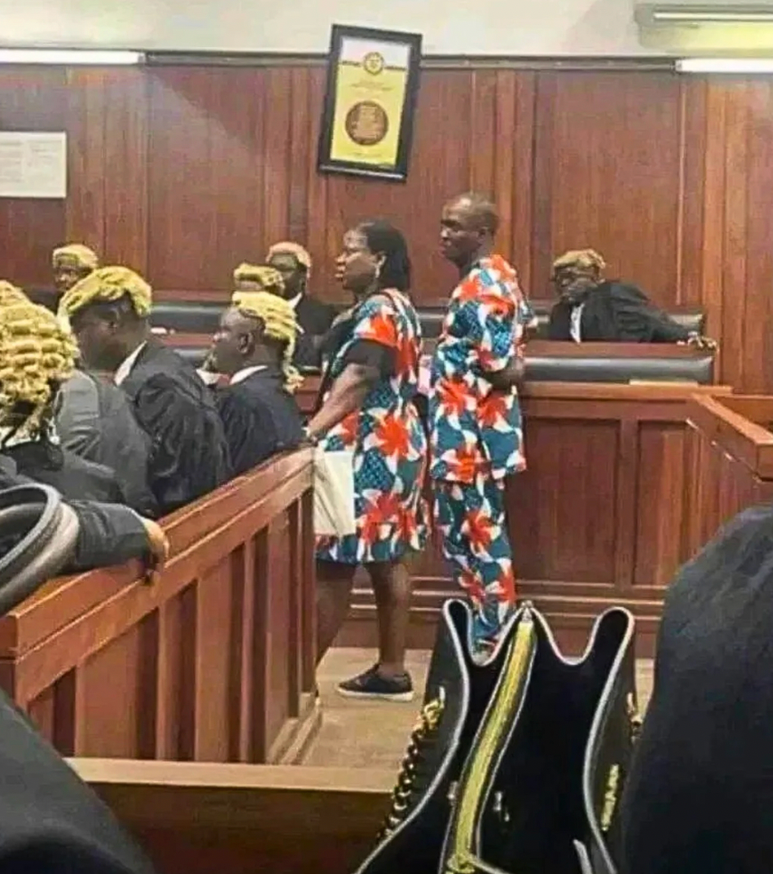 Cặp vợ chồng bị b&aacute;c đơn xin ly h&ocirc;n v&igrave; mặc đồ đ&ocirc;i đến to&agrave;- Ảnh 1.