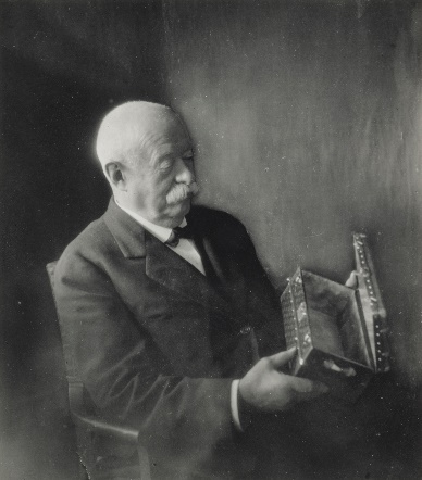 Louis Vuitton viết tiếp câu chuyện di sản 130 năm của họa tiết Monogram- Ảnh 2. Louis Vuitton viết tiếp câu chuyện di sản 130 năm của họa tiết Monogram- Ảnh 2.