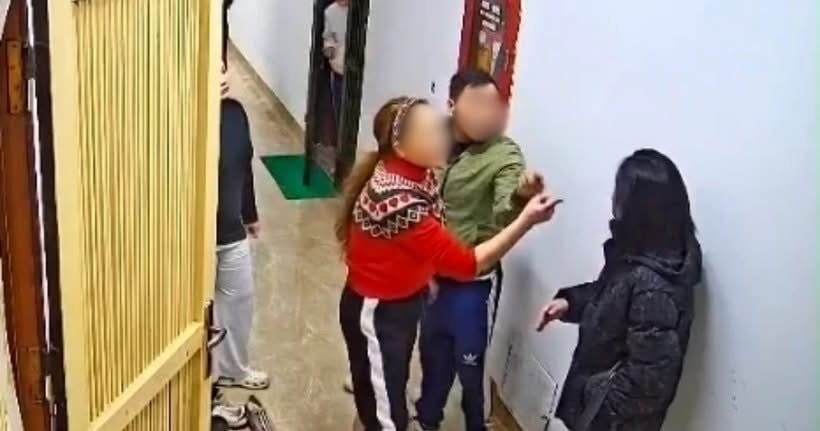 Người phụ nữ bị h&agrave;nh hung ở chung cư H&agrave; Nội: Nạn nh&acirc;n t&iacute;nh b&aacute;n nh&agrave;, h&agrave;ng x&oacute;m đ&atilde; bị triệu tập- Ảnh 2.