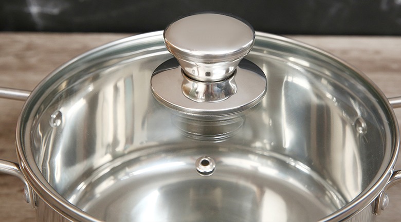 C&ocirc;ng dụng của chiếc lỗ nhỏ tr&ecirc;n nắp nồi inox- Ảnh 1.