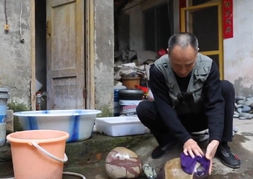 Ra suối nhặt &ldquo;đồ bỏ đi&rdquo;, d&acirc;n l&agrave;ng thu về hơn 72 tỷ đồng mỗi năm- Ảnh 4.