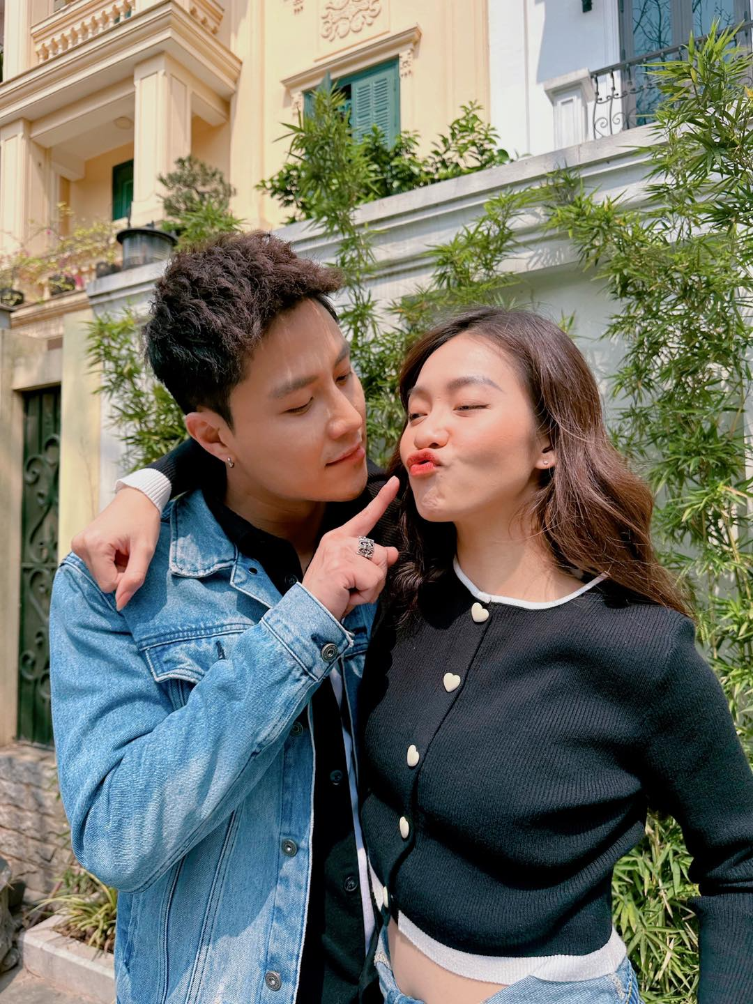 "Tóm dính" Khả Ngân tình tứ đi xem kịch với trai lạ, còn công khai khoác tay cười nói rộn ràng giữa đêm khuya- Ảnh 6.