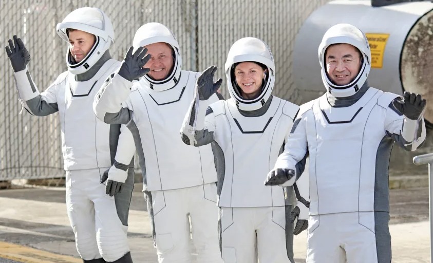 Lần đầu ti&ecirc;n trong lịch sử, 4 phi h&agrave;nh gia NASA bất ngờ quay về Tr&aacute;i Đất: Nguy&ecirc;n nh&acirc;n được h&eacute; lộ- Ảnh 1.