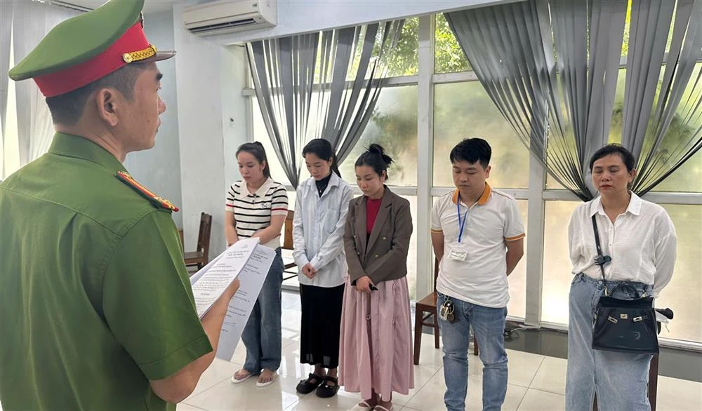 Truy n&atilde; đặc biệt nữ kế to&aacute;n Nguyễn Thị V&acirc;n Anh, truy t&igrave;m 3 đối tượng- Ảnh 2.