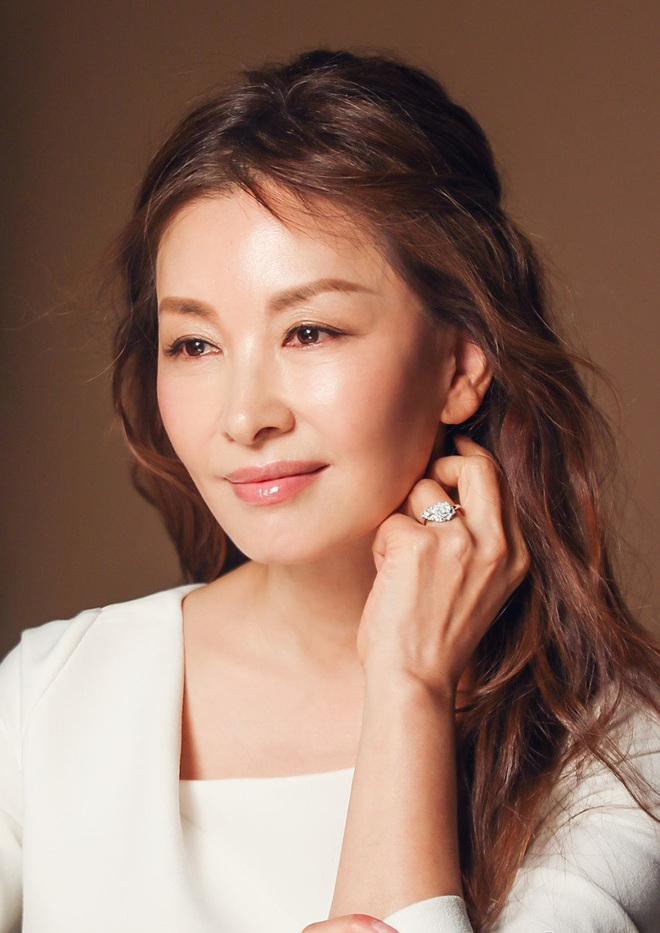 Sao nữ cặp k&egrave; với hồng h&agrave;i nhi k&eacute;m 17 tuổi đến mức tan t&agrave;nh h&ocirc;n nh&acirc;n, cuộc sống ở tuổi 60 thế n&agrave;o?- Ảnh 1.