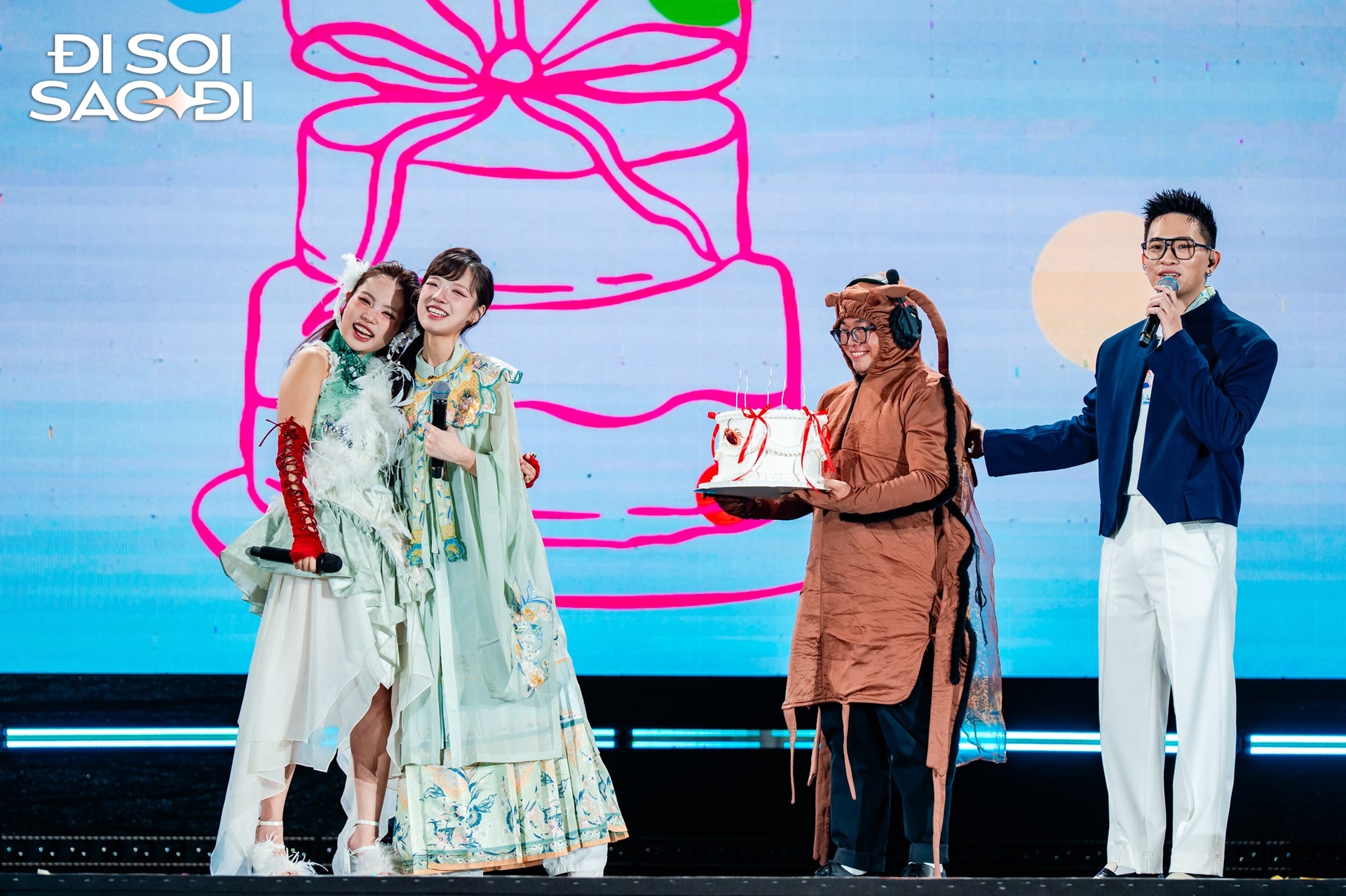 Chơi lớn như Phương Mỹ Chi: Fanmeeting 0 đồng mời cả sao Cbiz, mang sân khấu Sing! Asia đến chiều fan- Ảnh 7. Chơi lớn như Phương Mỹ Chi: Fanmeeting 0 đồng mời cả sao Cbiz, mang sân khấu Sing! Asia đến chiều fan- Ảnh 7.