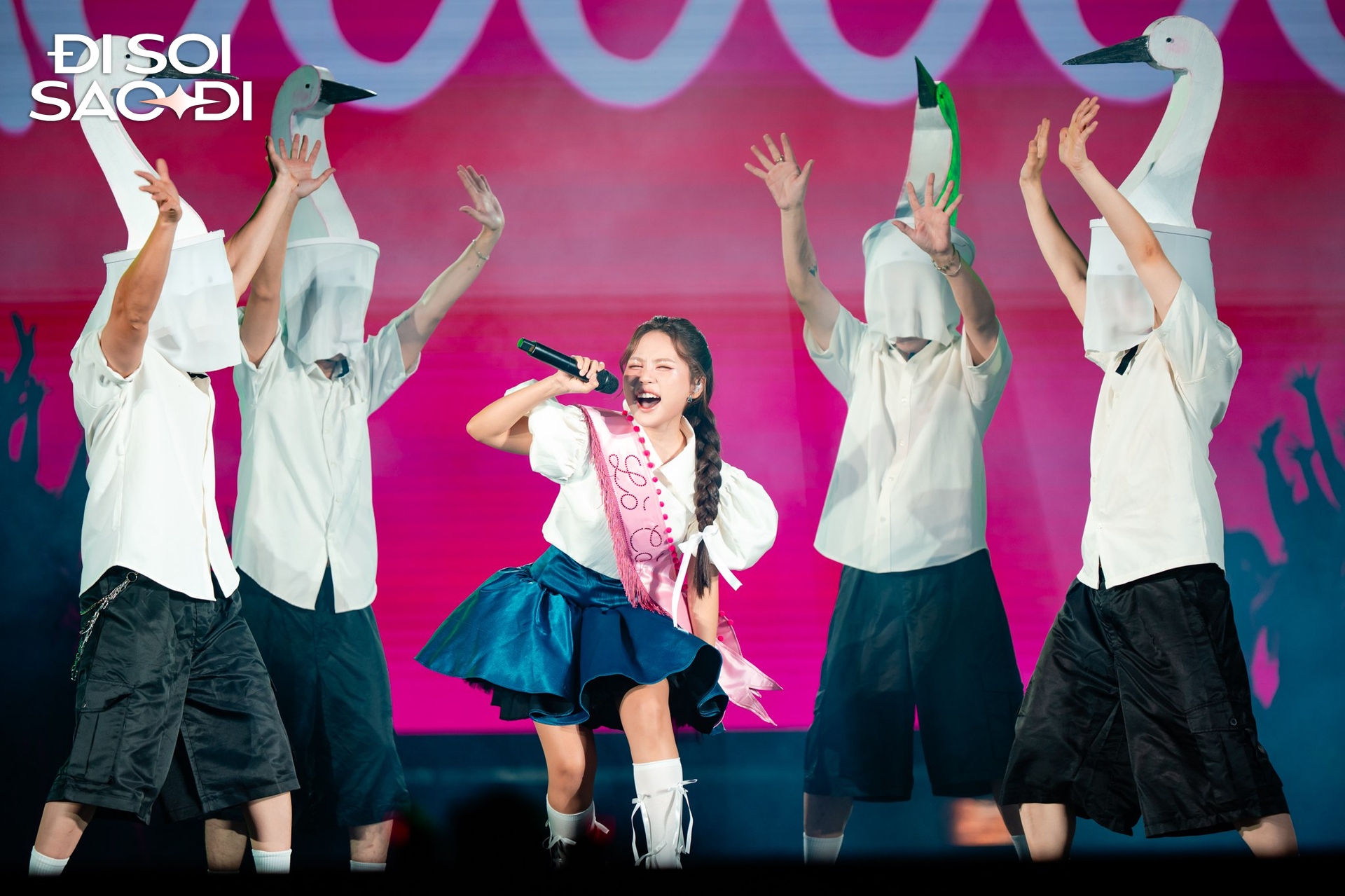 Chơi lớn như Phương Mỹ Chi: Fanmeeting 0 đồng mời cả sao Cbiz, mang sân khấu Sing! Asia đến chiều fan- Ảnh 2. Chơi lớn như Phương Mỹ Chi: Fanmeeting 0 đồng mời cả sao Cbiz, mang sân khấu Sing! Asia đến chiều fan- Ảnh 2.