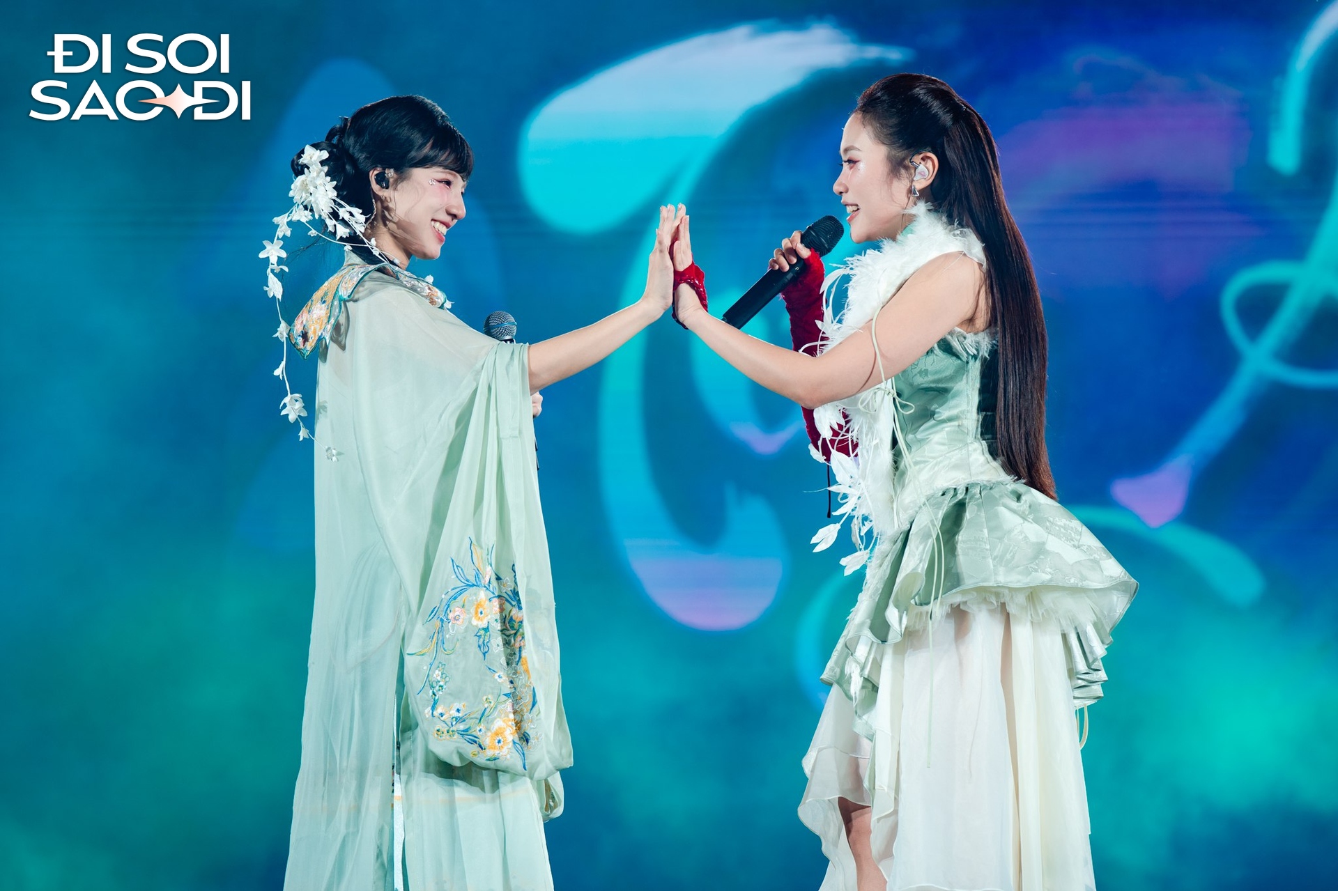 Chơi lớn như Phương Mỹ Chi: Fanmeeting 0 đồng mời cả sao Cbiz, mang sân khấu Sing! Asia đến chiều fan- Ảnh 5. Chơi lớn như Phương Mỹ Chi: Fanmeeting 0 đồng mời cả sao Cbiz, mang sân khấu Sing! Asia đến chiều fan- Ảnh 5.