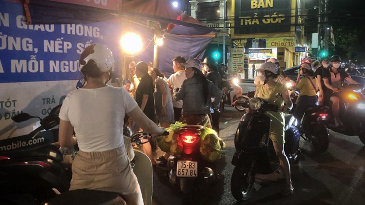 Vì sao gọi là “pate Cột Đèn”? Nơi mua chuẩn của người Hải Phòng, chỉ bán vào buổi tối ít du khách biết- Ảnh 2. Vì sao gọi là “pate Cột Đèn”? Nơi mua chuẩn của người Hải Phòng, chỉ bán vào buổi tối ít du khách biết- Ảnh 2.