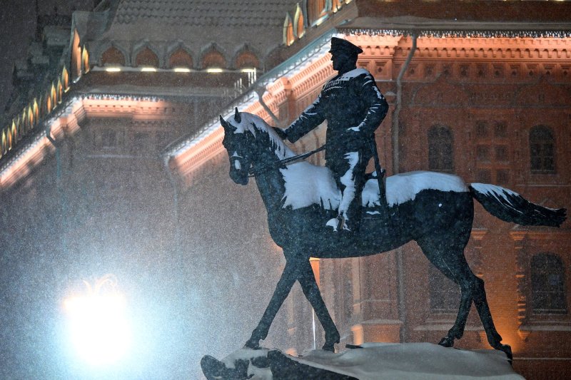 Moscow chìm trong bão tuyết: Giao thông tê liệt, hàng trăm chuyến bay bị ảnh hưởng- Ảnh 1. Moscow chìm trong bão tuyết: Giao thông tê liệt, hàng trăm chuyến bay bị ảnh hưởng- Ảnh 1.