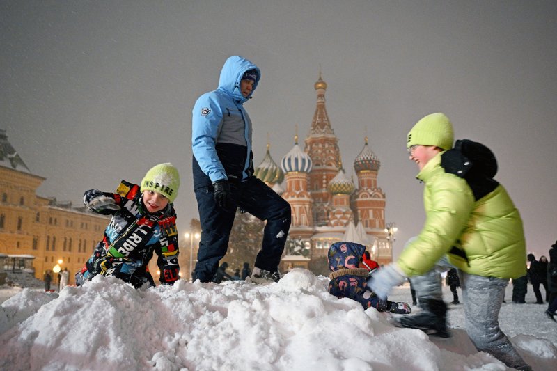 Moscow chìm trong bão tuyết: Giao thông tê liệt, hàng trăm chuyến bay bị ảnh hưởng- Ảnh 2. Moscow chìm trong bão tuyết: Giao thông tê liệt, hàng trăm chuyến bay bị ảnh hưởng- Ảnh 2.