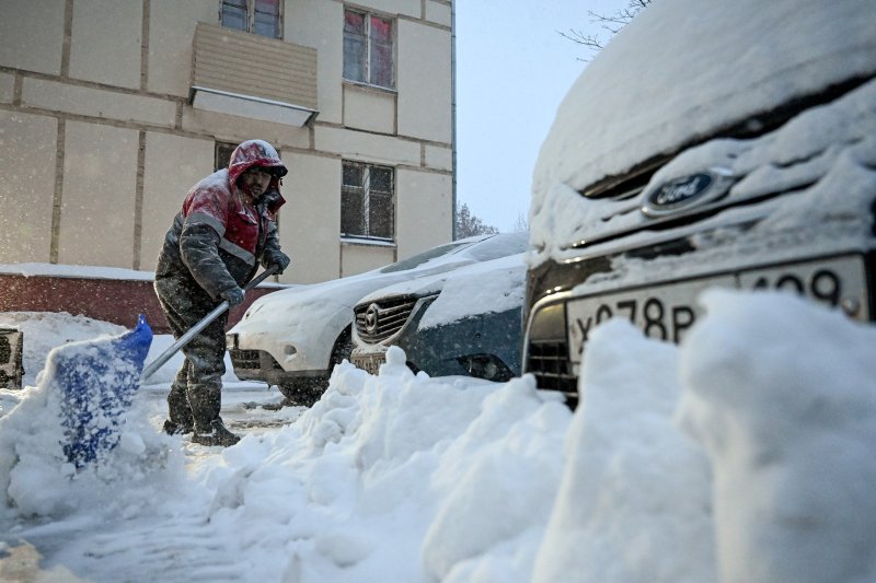 Moscow chìm trong bão tuyết: Giao thông tê liệt, hàng trăm chuyến bay bị ảnh hưởng- Ảnh 4. Moscow chìm trong bão tuyết: Giao thông tê liệt, hàng trăm chuyến bay bị ảnh hưởng- Ảnh 4.