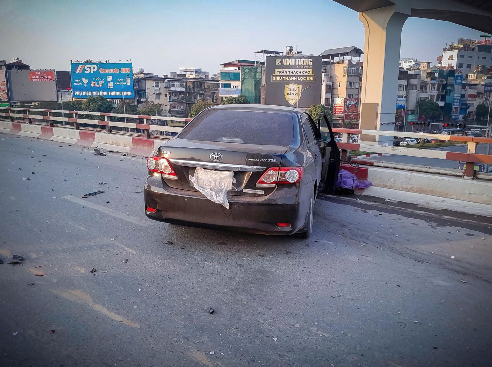 Hiện trường vụ nữ tài xế ô tô buồn ngủ gây tai nạn liên hoàn khiến 1 người tử vong trên phố Hà Nội- Ảnh 1. Hiện trường vụ nữ tài xế ô tô buồn ngủ gây tai nạn liên hoàn khiến 1 người tử vong trên phố Hà Nội- Ảnh 1.