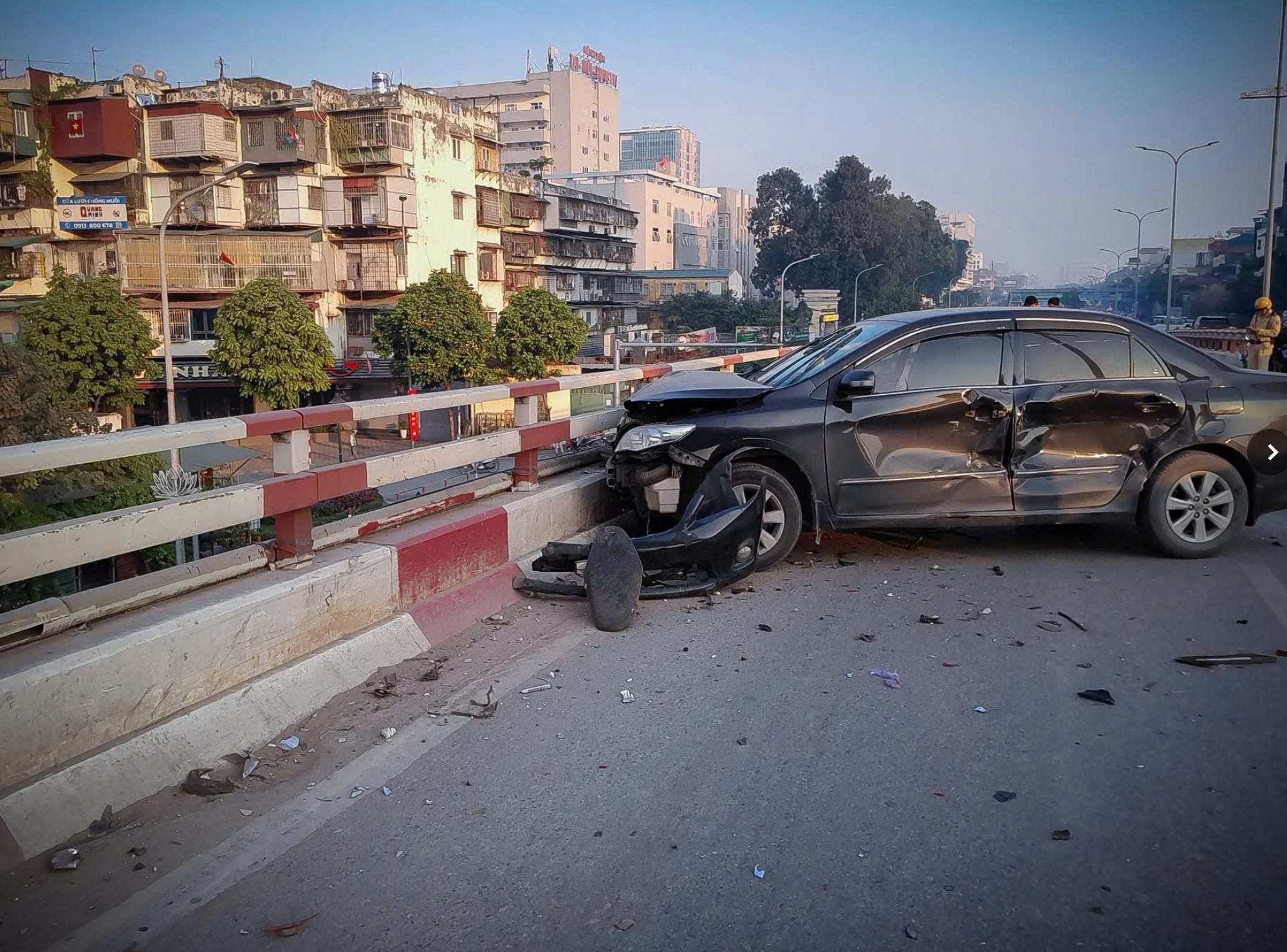 Hiện trường vụ nữ tài xế ô tô buồn ngủ gây tai nạn liên hoàn khiến 1 người tử vong trên phố Hà Nội- Ảnh 2. Hiện trường vụ nữ tài xế ô tô buồn ngủ gây tai nạn liên hoàn khiến 1 người tử vong trên phố Hà Nội- Ảnh 2.