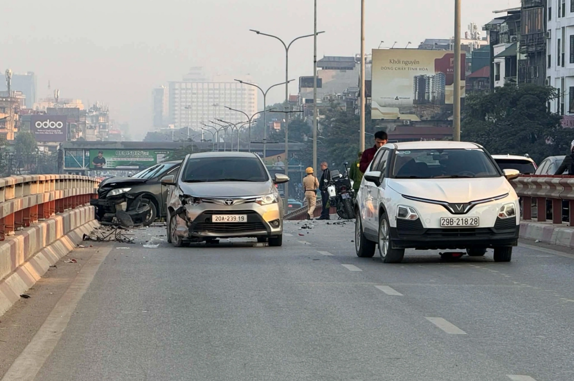 Hiện trường vụ nữ tài xế ô tô buồn ngủ gây tai nạn liên hoàn khiến 1 người tử vong trên phố Hà Nội- Ảnh 4. Hiện trường vụ nữ tài xế ô tô buồn ngủ gây tai nạn liên hoàn khiến 1 người tử vong trên phố Hà Nội- Ảnh 4.