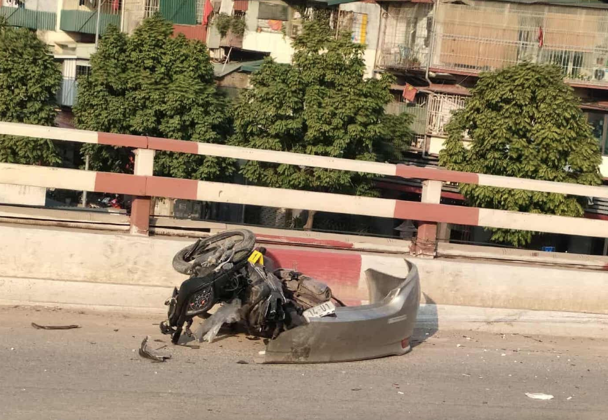 Hiện trường vụ nữ tài xế ô tô buồn ngủ gây tai nạn liên hoàn khiến 1 người tử vong trên phố Hà Nội- Ảnh 3. Hiện trường vụ nữ tài xế ô tô buồn ngủ gây tai nạn liên hoàn khiến 1 người tử vong trên phố Hà Nội- Ảnh 3.