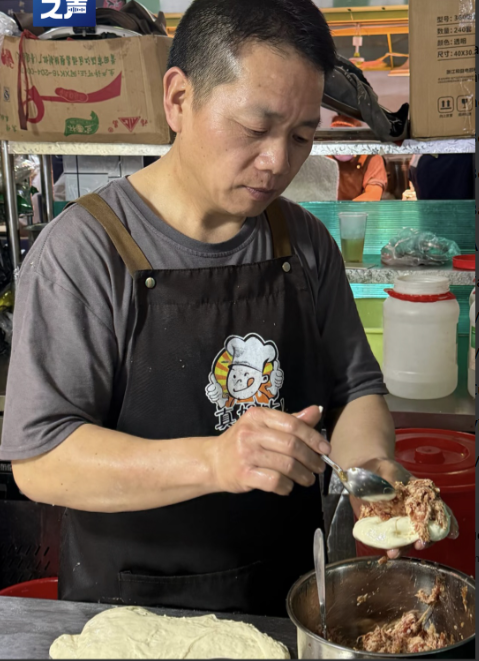 Cảnh tượng lạ l&ugrave;ng: Cả khu phố d&ugrave;ng chung một 1 QR thanh to&aacute;n, kh&aacute;ch k&eacute;o đến nườm nượp nhưng tiền kh&ocirc;ng về t&agrave;i khoản chủ qu&aacute;n- Ảnh 1.