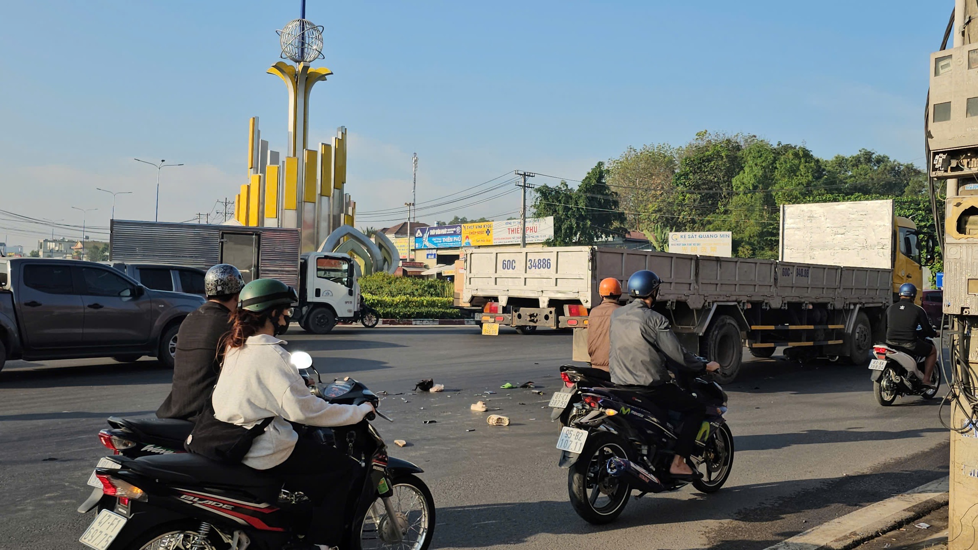 Tai nạn nghi&ecirc;m trọng, đ&ocirc;i nam nữ c&ocirc;ng nh&acirc;n ở TPHCM gặp nạn tr&ecirc;n đường v&agrave;o nh&agrave; m&aacute;y- Ảnh 1.