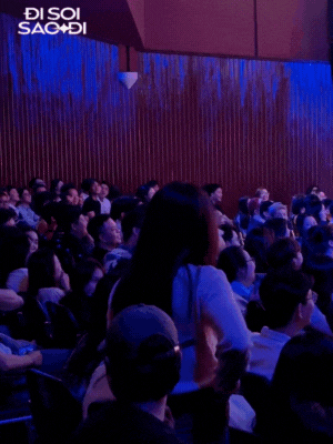 "Tóm dính" Khả Ngân tình tứ đi xem kịch với trai lạ, còn công khai khoác tay cười nói rộn ràng giữa đêm khuya- Ảnh 2.