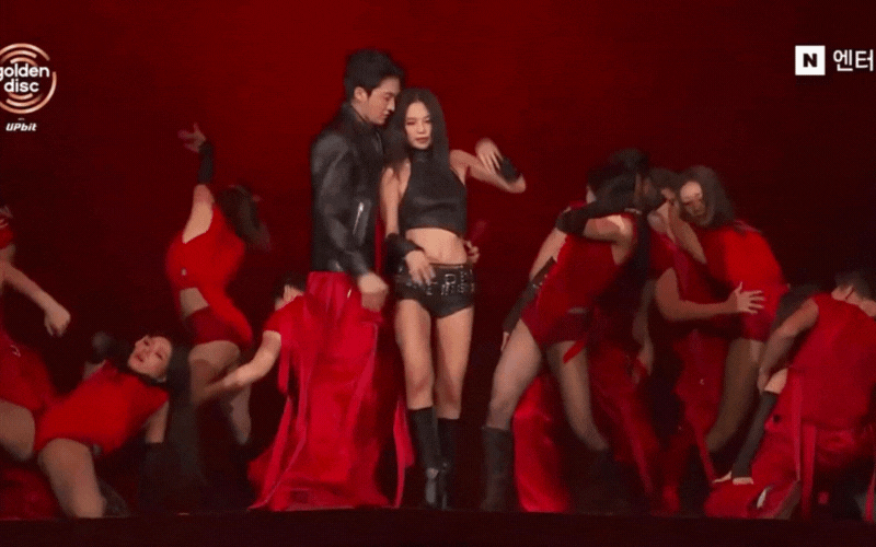 Jennie đốt mắt ở &ldquo;Grammy H&agrave;n Quốc&rdquo;, hở bạo tương t&aacute;c th&acirc;n mật với vũ c&ocirc;ng nam kh&ocirc;ng sợ thứ g&igrave;- Ảnh 2.