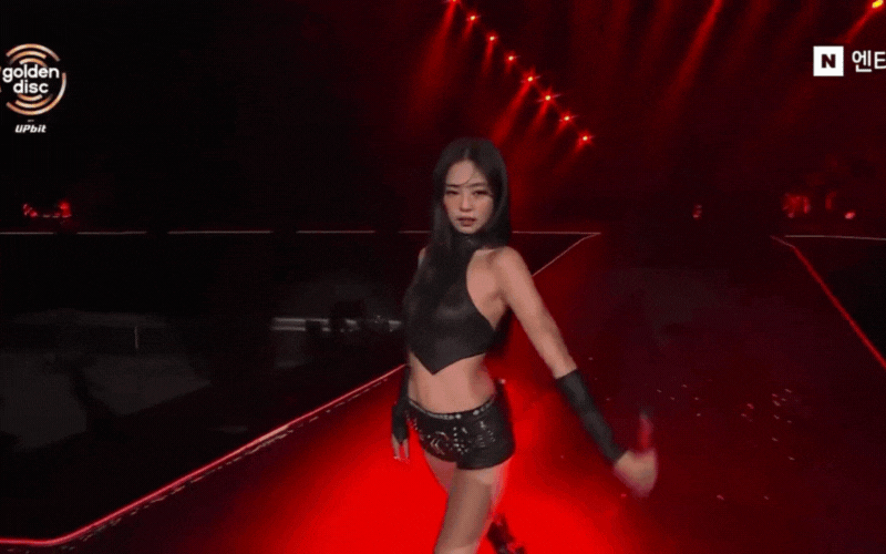 Jennie đốt mắt ở &ldquo;Grammy H&agrave;n Quốc&rdquo;, hở bạo tương t&aacute;c th&acirc;n mật với vũ c&ocirc;ng nam kh&ocirc;ng sợ thứ g&igrave;- Ảnh 1.