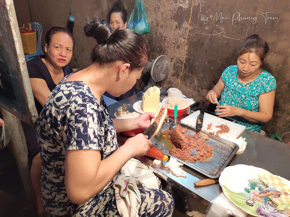 Vì sao gọi là “pate Cột Đèn”? Nơi mua chuẩn của người Hải Phòng, chỉ bán vào buổi tối ít du khách biết- Ảnh 6. Vì sao gọi là “pate Cột Đèn”? Nơi mua chuẩn của người Hải Phòng, chỉ bán vào buổi tối ít du khách biết- Ảnh 6.