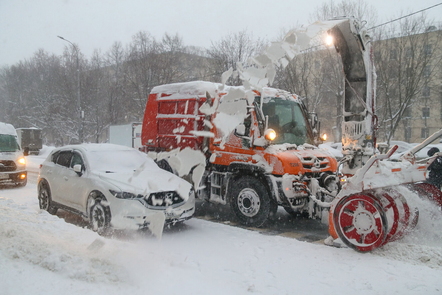 Moscow chìm trong bão tuyết: Giao thông tê liệt, hàng trăm chuyến bay bị ảnh hưởng- Ảnh 8. Moscow chìm trong bão tuyết: Giao thông tê liệt, hàng trăm chuyến bay bị ảnh hưởng- Ảnh 8.