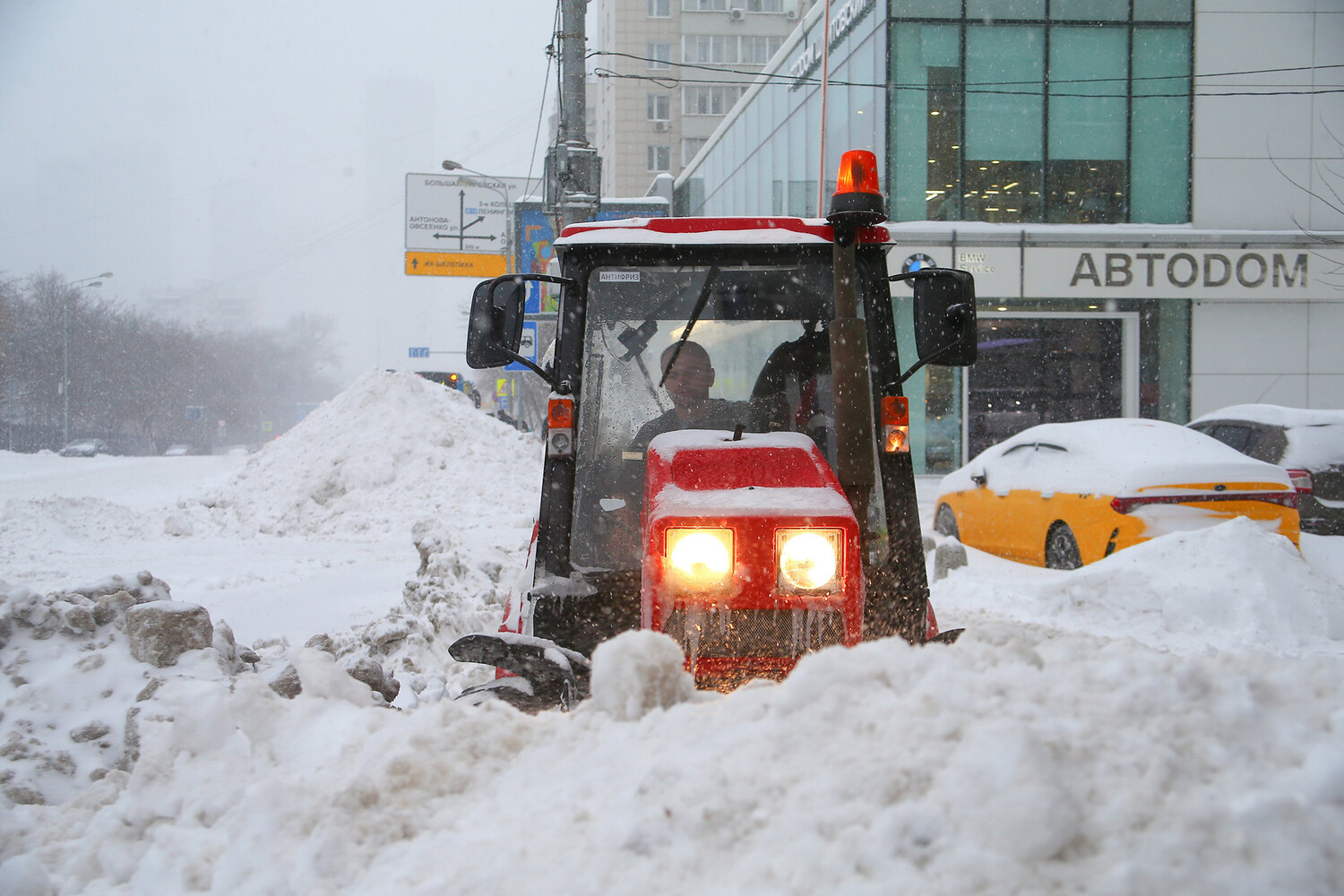 Moscow chìm trong bão tuyết: Giao thông tê liệt, hàng trăm chuyến bay bị ảnh hưởng- Ảnh 10. Moscow chìm trong bão tuyết: Giao thông tê liệt, hàng trăm chuyến bay bị ảnh hưởng- Ảnh 10.
