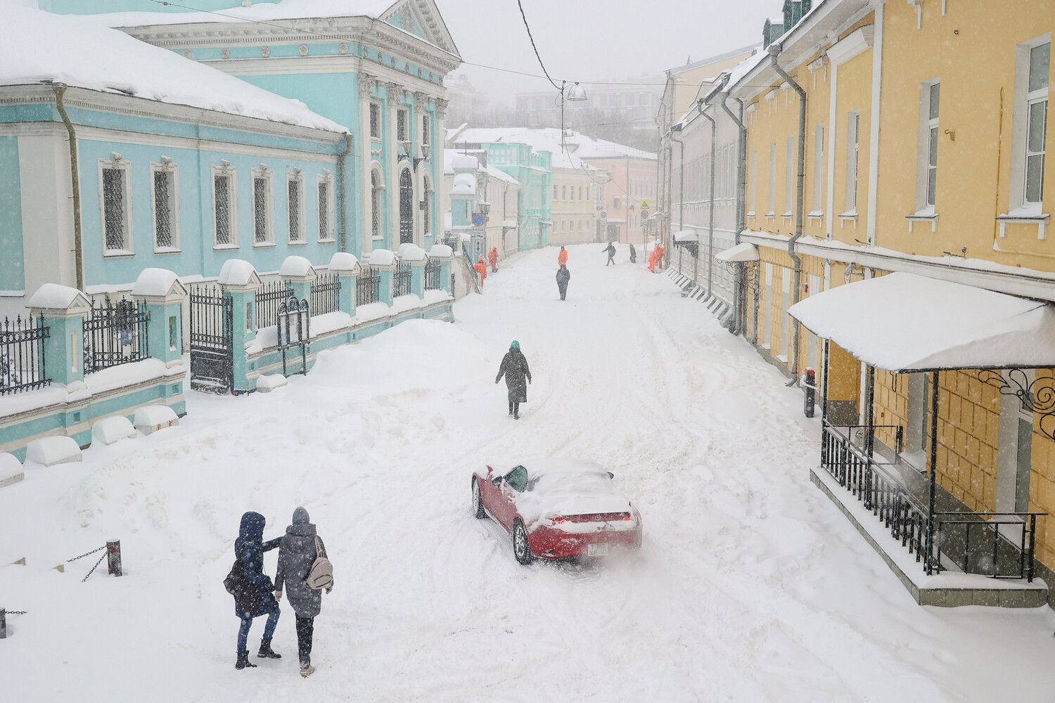 Moscow chìm trong bão tuyết: Giao thông tê liệt, hàng trăm chuyến bay bị ảnh hưởng- Ảnh 11. Moscow chìm trong bão tuyết: Giao thông tê liệt, hàng trăm chuyến bay bị ảnh hưởng- Ảnh 11.