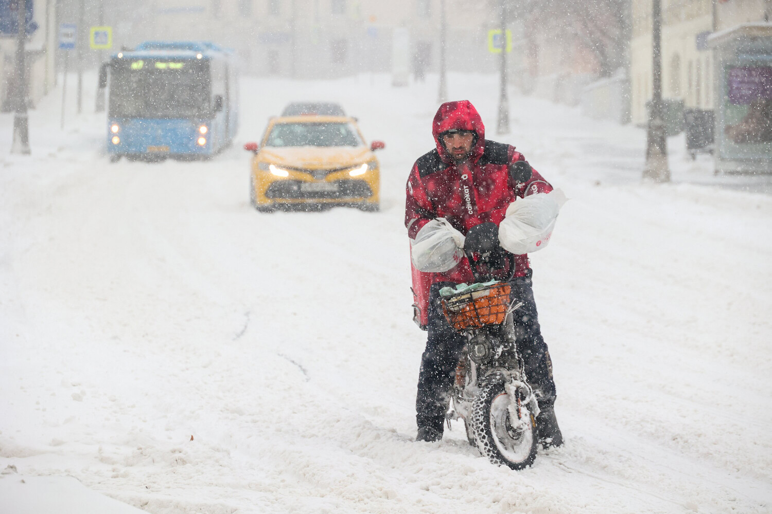 Moscow chìm trong bão tuyết: Giao thông tê liệt, hàng trăm chuyến bay bị ảnh hưởng- Ảnh 12. Moscow chìm trong bão tuyết: Giao thông tê liệt, hàng trăm chuyến bay bị ảnh hưởng- Ảnh 12.