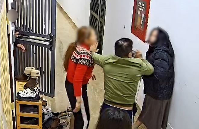 Người phụ nữ bị đ&aacute;nh ở chung cư v&agrave; c&acirc;u n&oacute;i khiến cả MXH phải nể: "Tr. v&agrave;o đi con! Con c&ograve;n l&agrave; trẻ con", đ&oacute; ch&iacute;nh l&agrave; văn minh!- Ảnh 1.