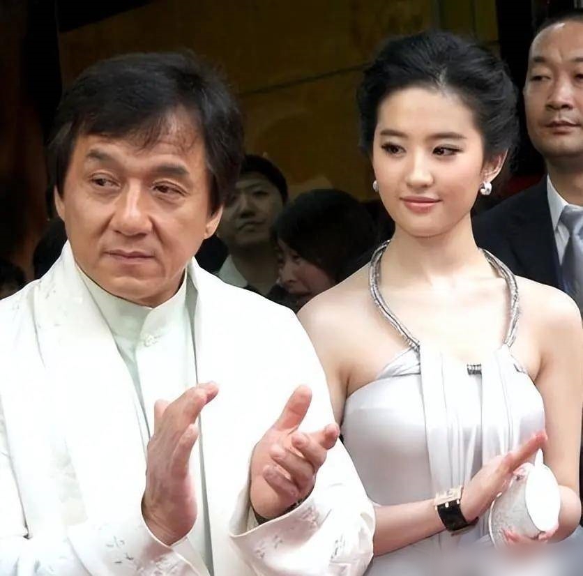 Lưu Diệc Phi lộ nh&acirc;n c&aacute;ch thật khi bị ph&oacute;ng vi&ecirc;n s&agrave;m sỡ giữa họp b&aacute;o- Ảnh 3.