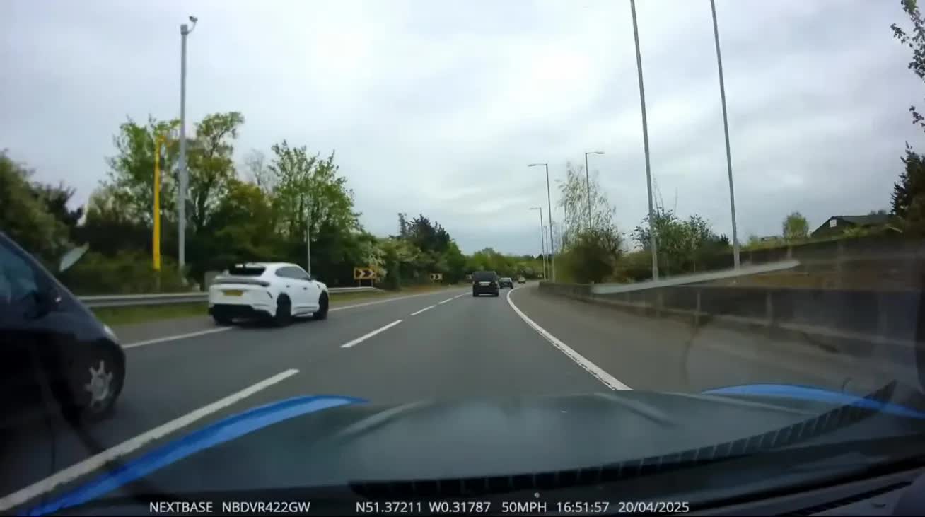 Ai cất chìa khoá xe của cầu thủ này đi, phạm luật tới 10 lần, còn đâm gãy xương một diễn viên nổi tiếng- Ảnh 2. Ai cất chìa khoá xe của cầu thủ này đi, phạm luật tới 10 lần, còn đâm gãy xương một diễn viên nổi tiếng- Ảnh 2.