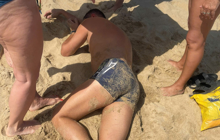 7 người gặp nạn trong một ng&agrave;y, Nha Trang khuyến c&aacute;o du kh&aacute;ch khi s&oacute;ng biển lớn- Ảnh 1.