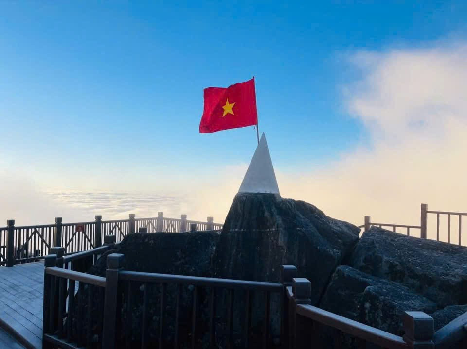 Băng tuyết trắng x&oacute;a tr&ecirc;n đỉnh Fansipan- Ảnh 1.