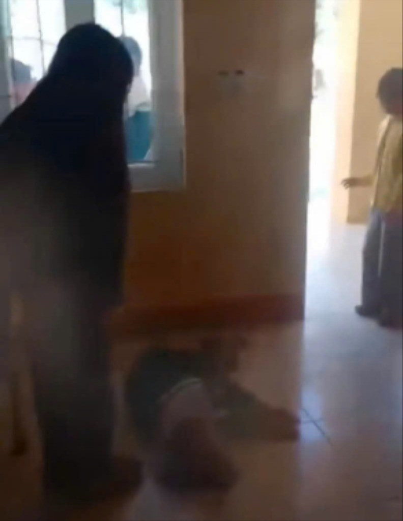 Nữ sinh lớp 6 bị đ&aacute;nh ng&atilde; s&otilde;ng so&agrave;i trong ph&ograve;ng học- Ảnh 1.