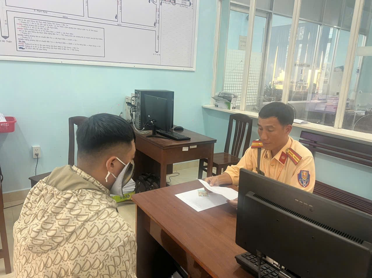 Bu&ocirc;ng tay l&aacute;i, bấm điện thoại, t&agrave;i xế xe kh&aacute;ch g&acirc;y tai nạn- Ảnh 2.