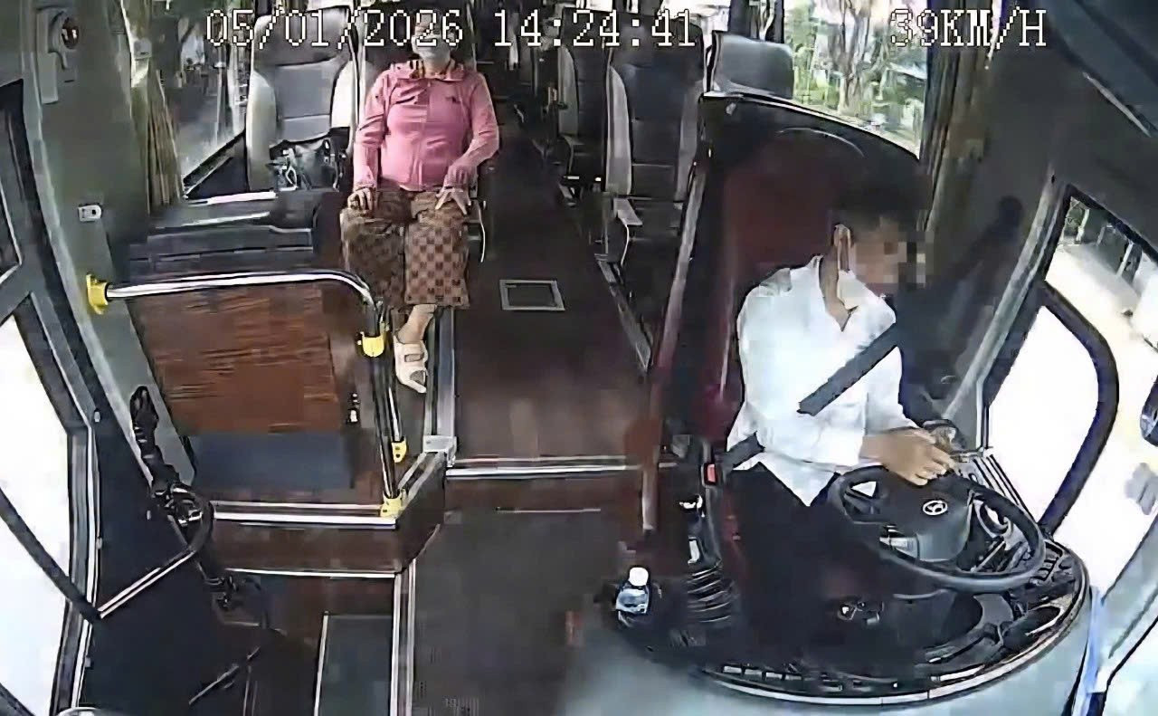 Bu&ocirc;ng tay l&aacute;i, bấm điện thoại, t&agrave;i xế xe kh&aacute;ch g&acirc;y tai nạn- Ảnh 1.