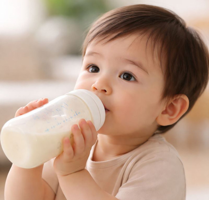 6 dấu hiệu bất thường sau khi trẻ uống sữa bột, bố mẹ cần đưa ngay tới bệnh viện- Ảnh 1.