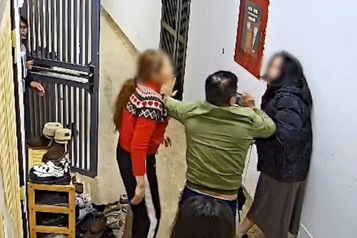 Kết quả gi&aacute;m định thương t&iacute;ch người phụ nữ bị h&agrave;ng x&oacute;m h&agrave;nh hung tại chung cư- Ảnh 1.