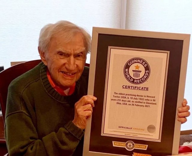 Vị b&aacute;c sĩ huyền thoại an nghỉ ở tuổi 103: Kh&ocirc;ng thuốc ti&ecirc;n, b&iacute; quyết sống thọ của &ocirc;ng chỉ ở 5 th&oacute;i quen, đ&aacute;ng tiếc nhiều người bỏ qua- Ảnh 2.
