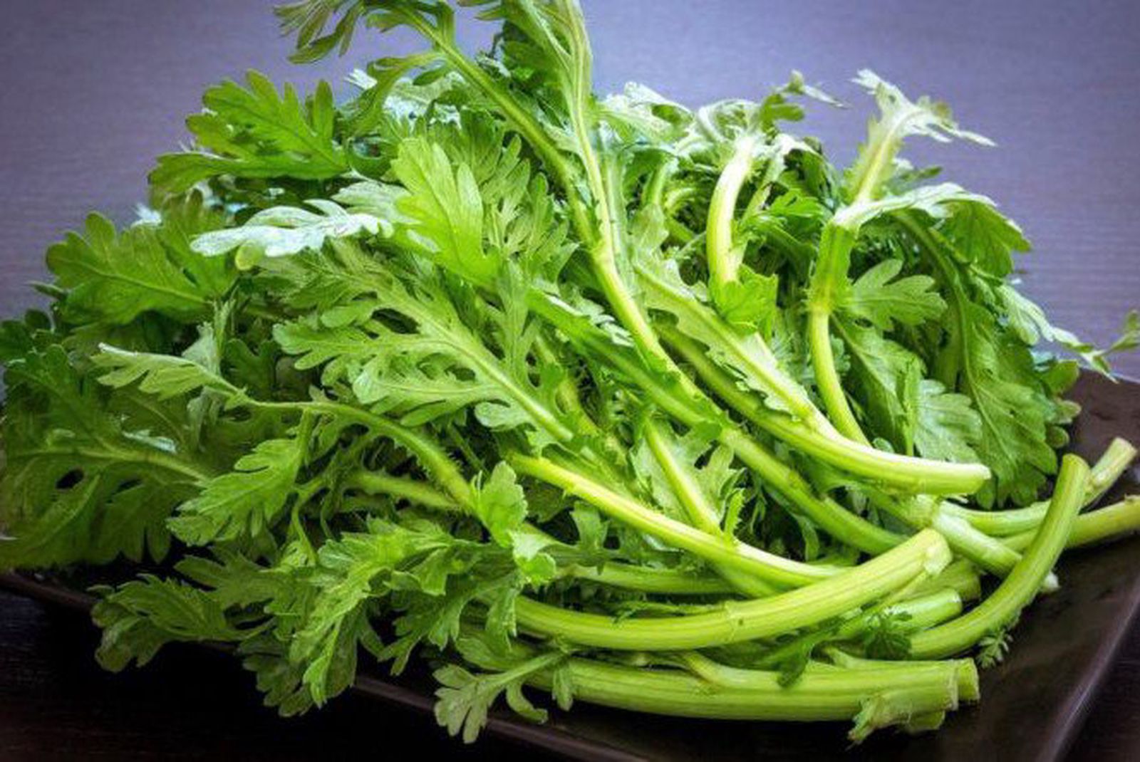 Chợ Việt đang b&aacute;n đầy loại rau người Trung Quốc v&iacute; l&agrave; "rau Ho&agrave;ng đế": Nấu kiểu n&agrave;y cả nh&agrave; c&ugrave;ng m&ecirc;- Ảnh 1.