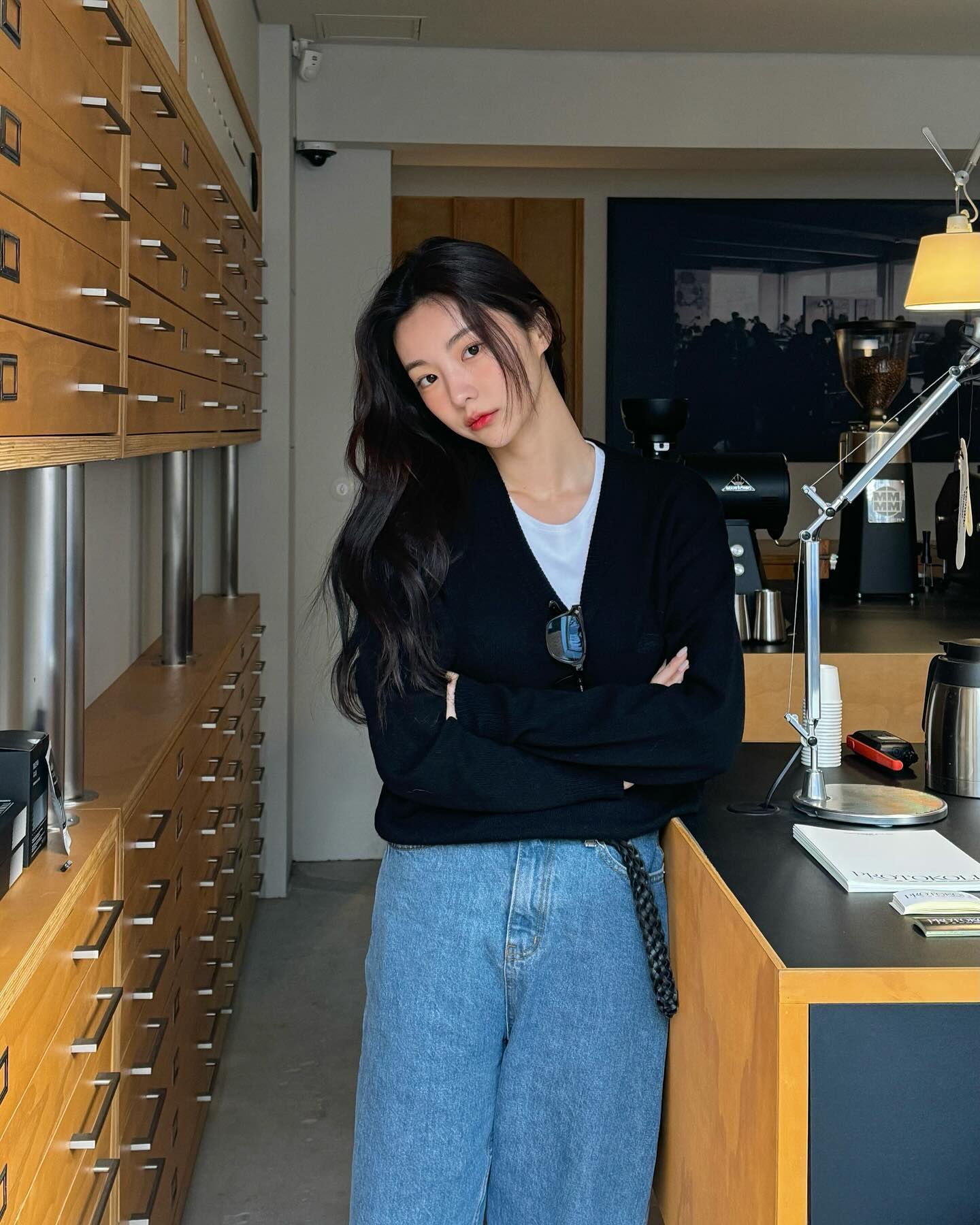 &Aacute;o len v&agrave; quần ống rộng: Cặp b&agrave;i tr&ugrave;ng ho&agrave;n hảo c&oacute; 5 c&aacute;ch mix nh&acirc;n đ&ocirc;i sự trẻ trung- Ảnh 6.