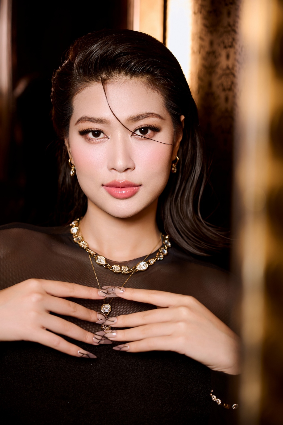 Hoa hậu Đo&agrave;n Thi&ecirc;n &Acirc;n hất tay fan nữ xin chụp ảnh c&ugrave;ng tại sự kiện?- Ảnh 2.