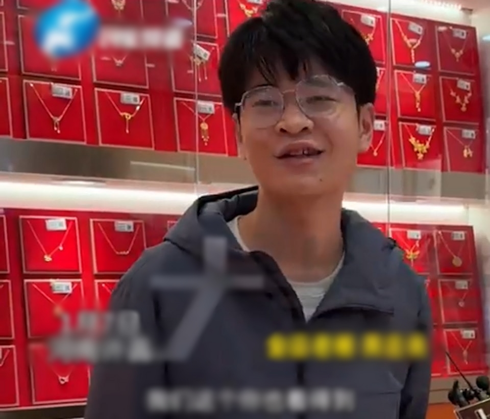 Sếp tặng mỗi nh&acirc;n vi&ecirc;n nhận 1 gam v&agrave;ng, ai sinh con thứ 2 thưởng 75 triệu: Tiệc tất ni&ecirc;n hot nhất l&uacute;c n&agrave;y- Ảnh 2.