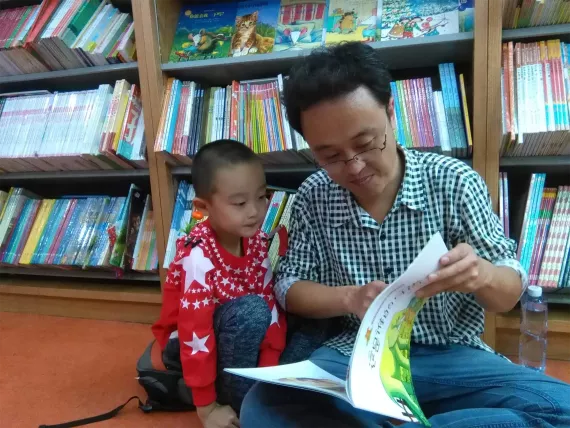 Con nhất quyết đ&ograve;i bố bế khi đi si&ecirc;u thị nhưng bị từ chối, c&acirc;u n&oacute;i tiếp theo của cậu b&eacute; khiến người bố "tỉnh ngộ"- Ảnh 2.