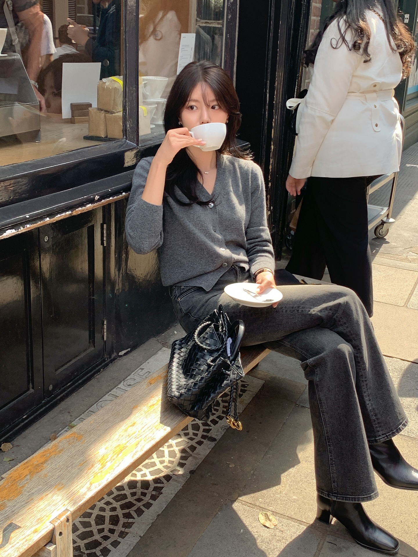 5 c&aacute;ch mặc quần jeans tới c&ocirc;ng sở trẻ trung v&agrave; chuẩn thanh lịch- Ảnh 1.