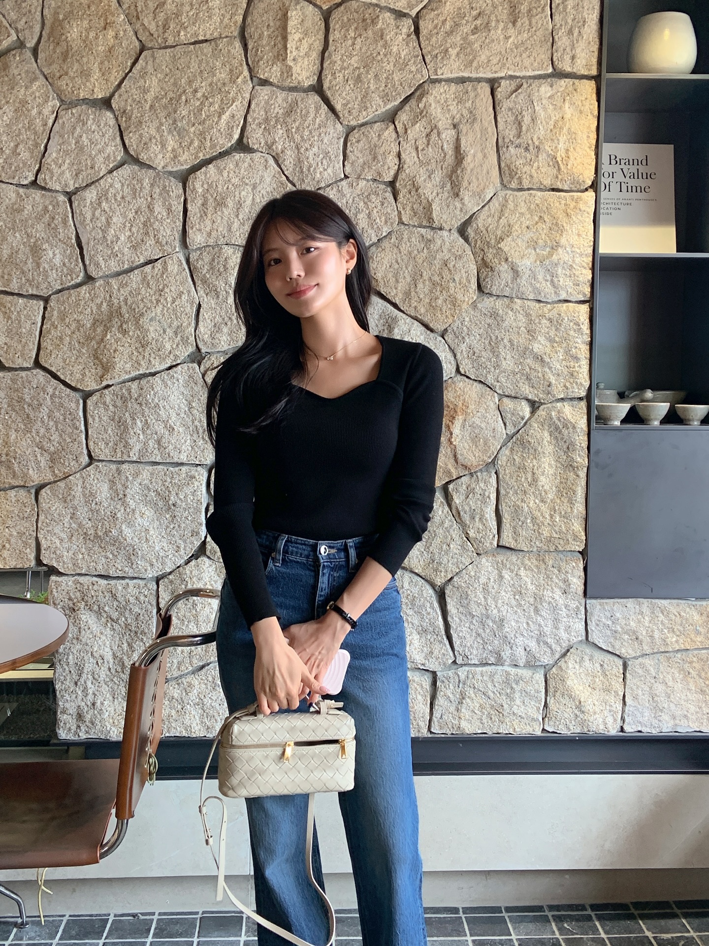 5 c&aacute;ch mặc quần jeans tới c&ocirc;ng sở trẻ trung v&agrave; chuẩn thanh lịch- Ảnh 4.