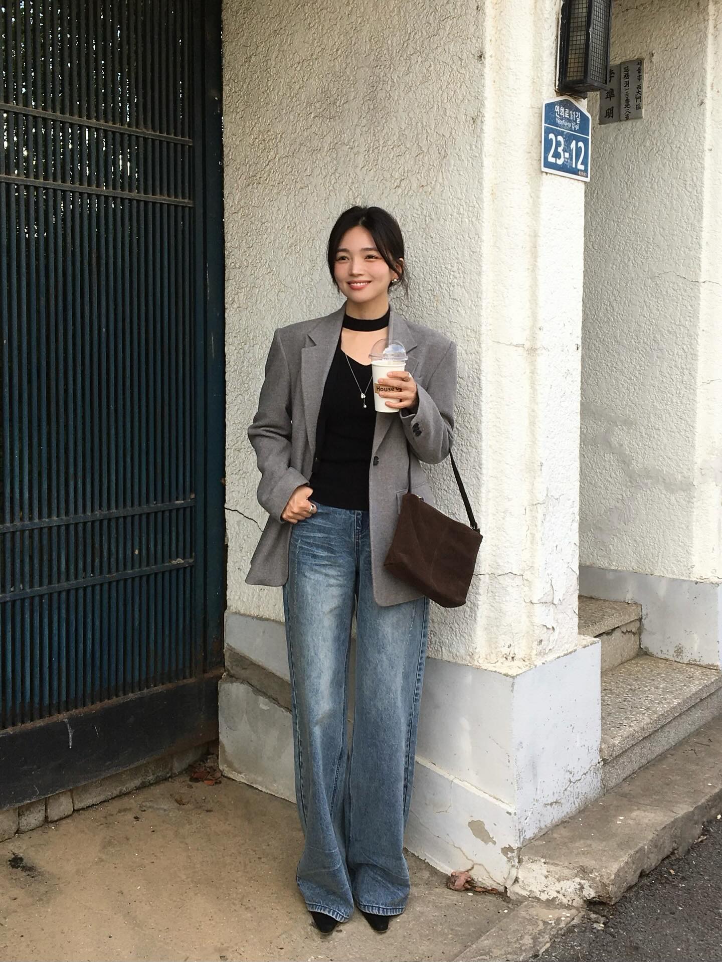 5 c&aacute;ch mặc quần jeans tới c&ocirc;ng sở trẻ trung v&agrave; chuẩn thanh lịch- Ảnh 7.