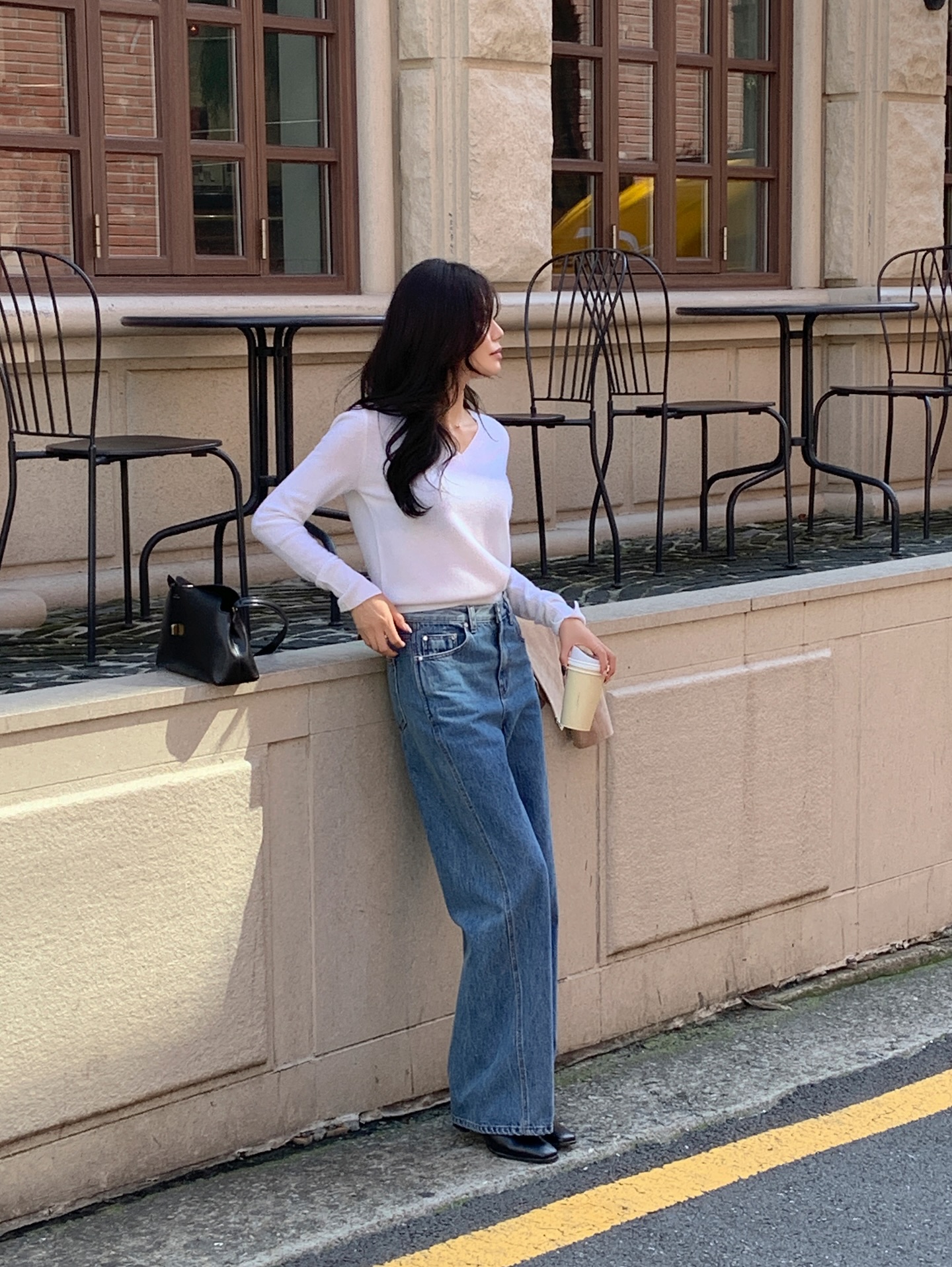 5 c&aacute;ch mặc quần jeans tới c&ocirc;ng sở trẻ trung v&agrave; chuẩn thanh lịch- Ảnh 5.